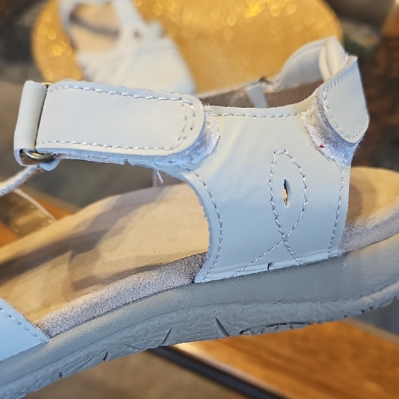 Earth Origins Women's Cream Sandals - Picture 3 of 7